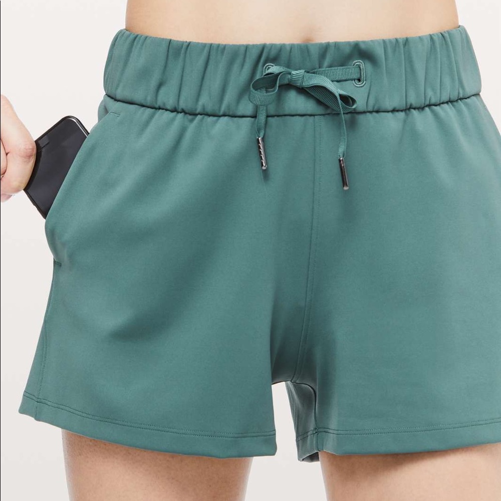 🚨ISO🚨 Lululemon On the Fly Short (Blues/Greens)